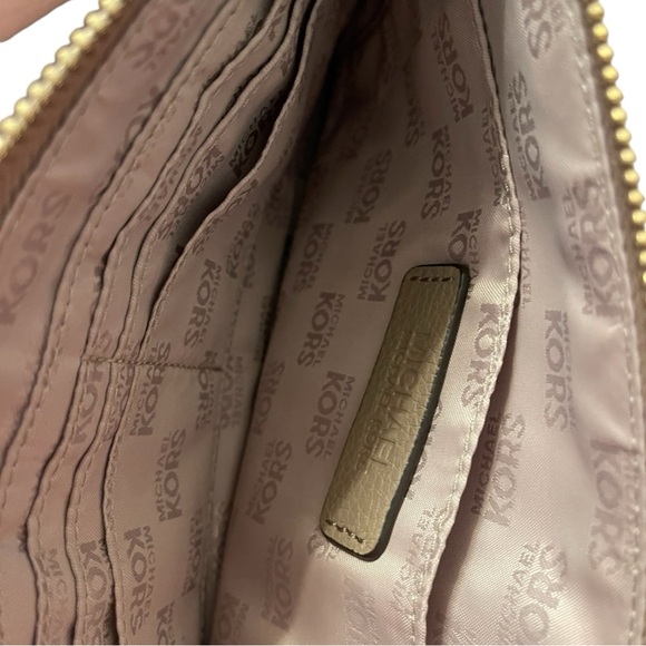Michael Kors leather Tan Large Zip Clutch Wallet Wristlet NWOT. - Picture 3 of 6